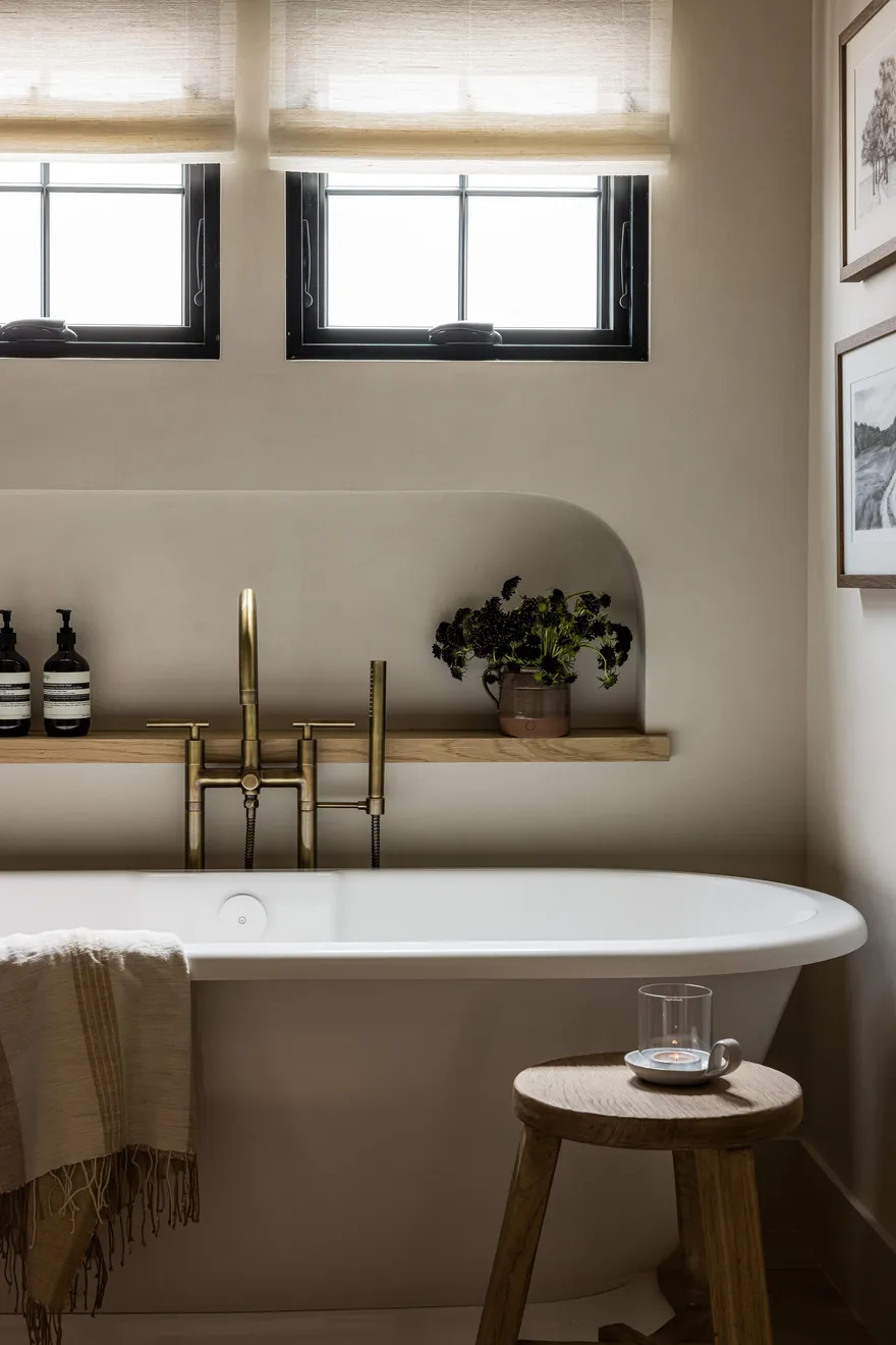 California Ranch Primary Bath Design with tub