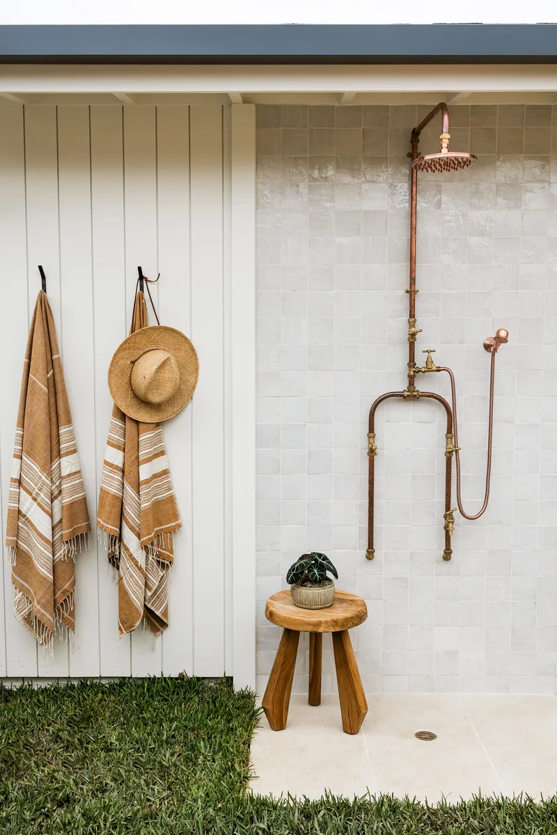Outdoor shower in Rochell Retreat