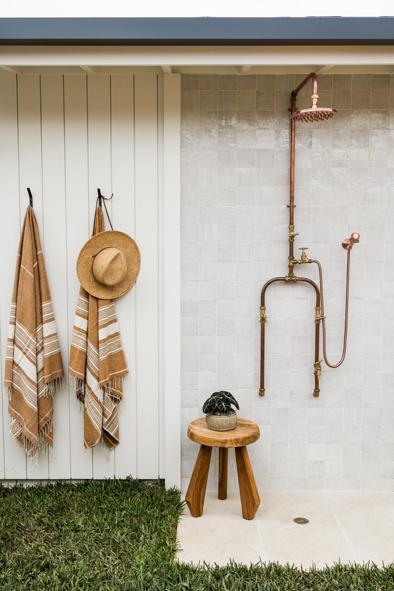 Outdoor shower in Rochell Retreat
