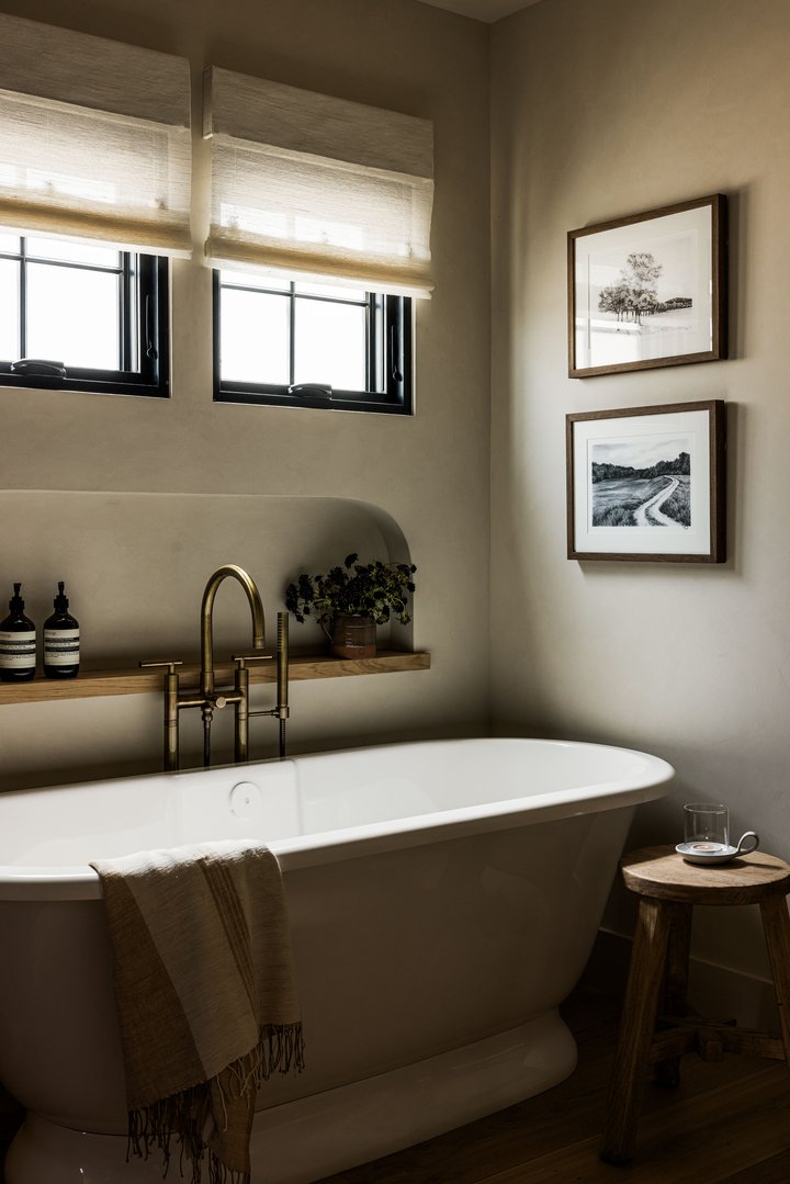 Primary Suite bathtub in California Ranch