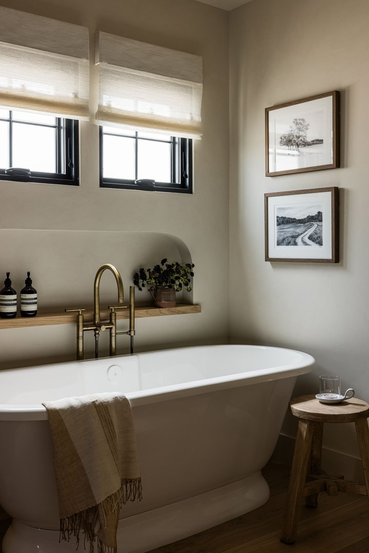 Primary Suite bathtub in California Ranch