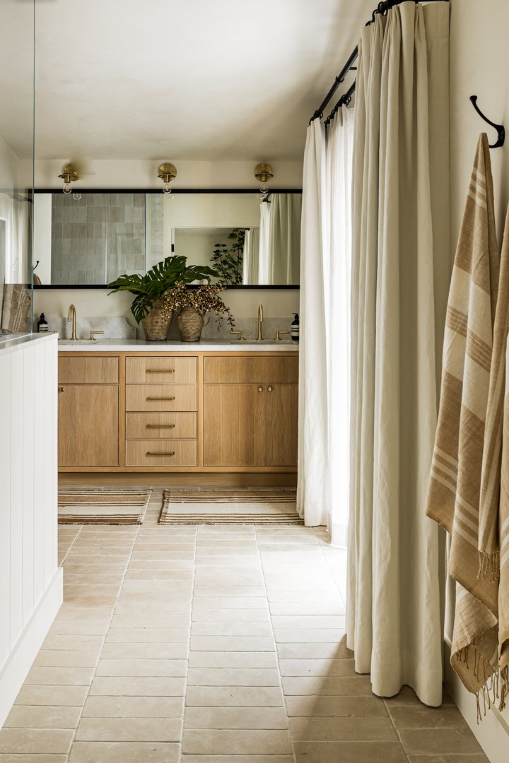 Primary Suite bathroom in Rochell Retreat