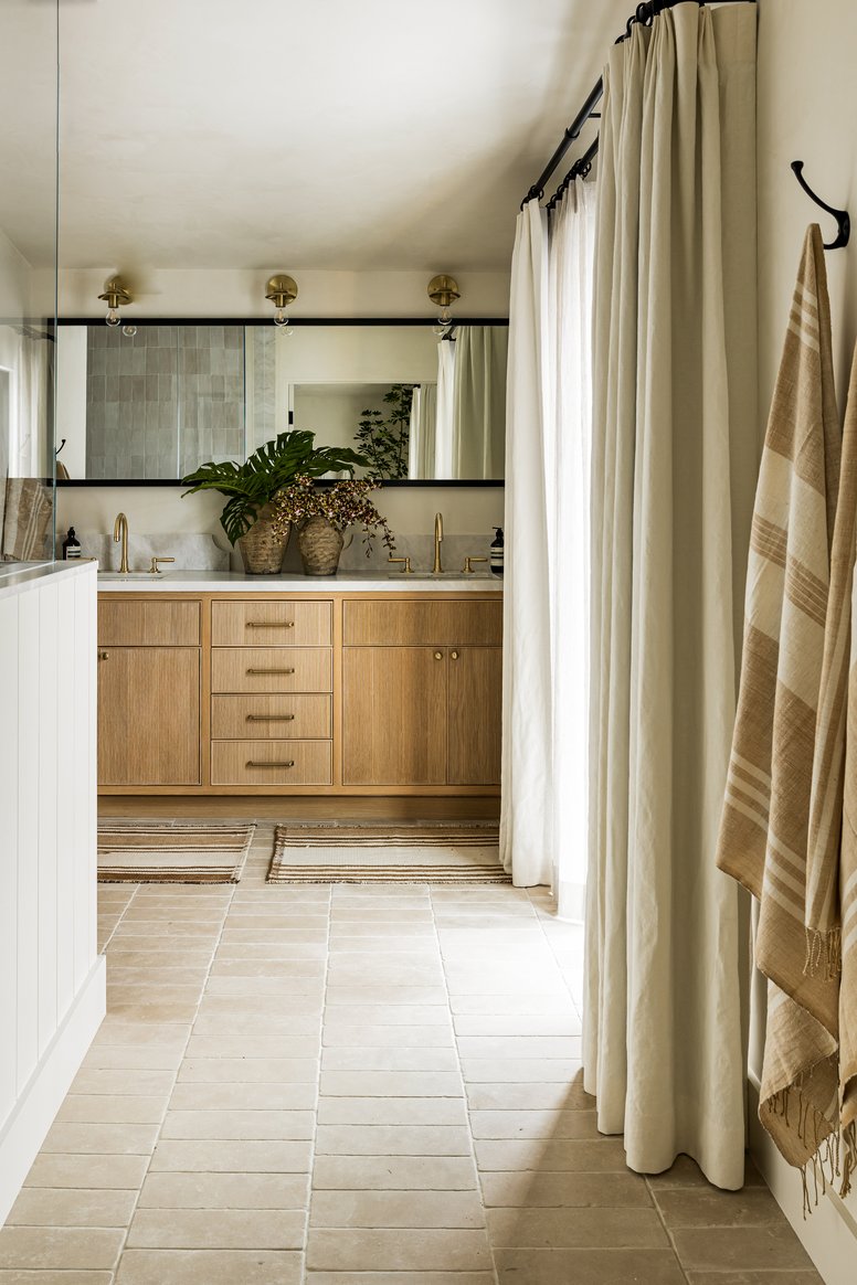 Primary Suite bathroom in Rochell Retreat